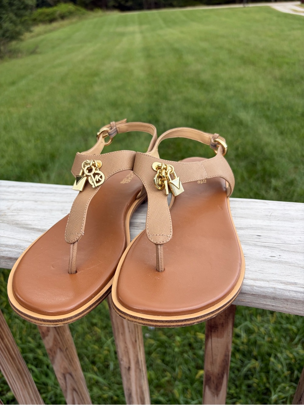 Michael Kors Suki Women's 7.5M Brown T-Strap Charm Leather Flat Sandals Shoes